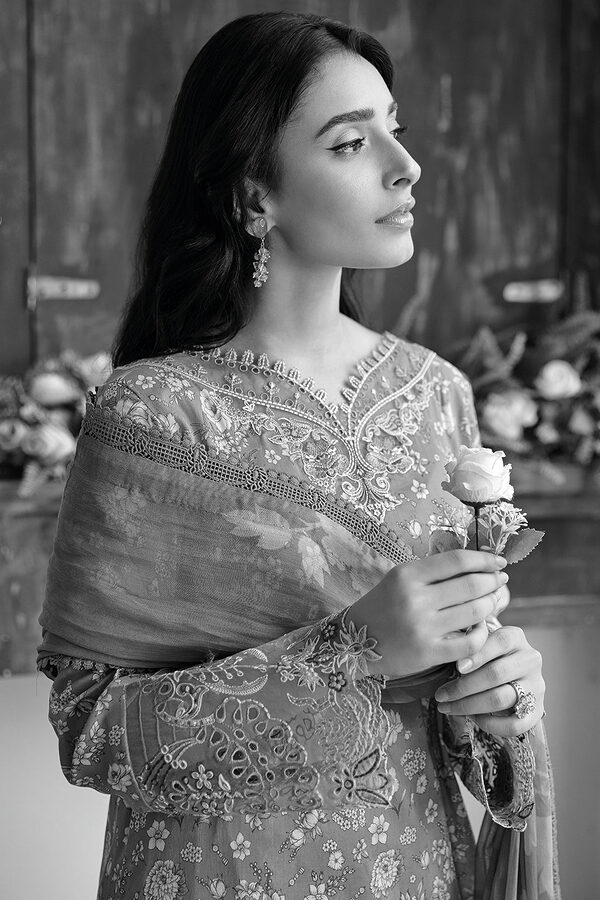 N-402 Ramsha Rangrez Luxury Lawn unstitched - Image 4