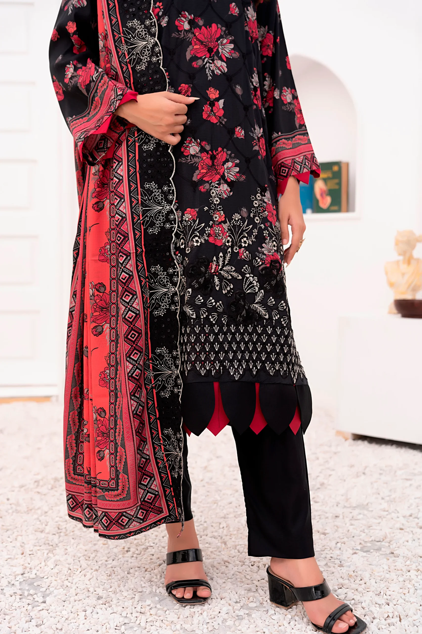 Lamisah Bin Naeem Staple Bana Dora Royal Embroidery D-02 - Image 3